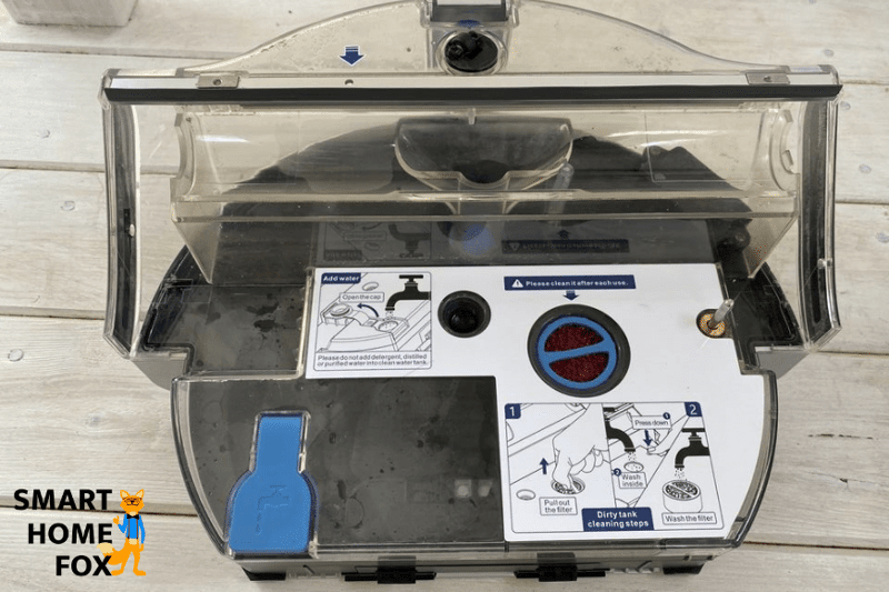 Резервуар для воды робота-полотера стоит на полу